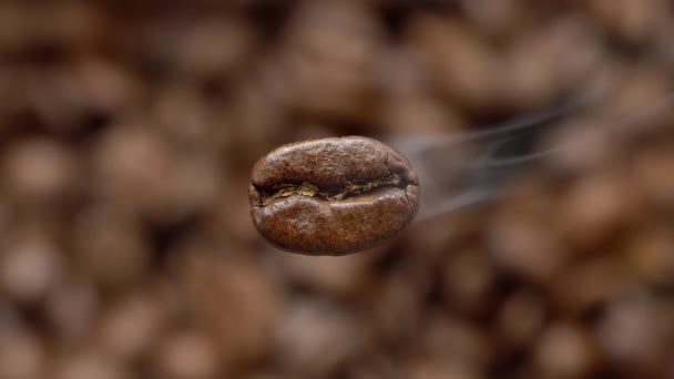 飞的宏观咖啡豆正在蒸 宏观拍摄 下面是一个模糊的咖啡背景 — 图库视频影像