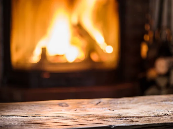 Oude Houten Tafel Een Open Haard Met Warme Vuur Achtergrond — Stockfoto