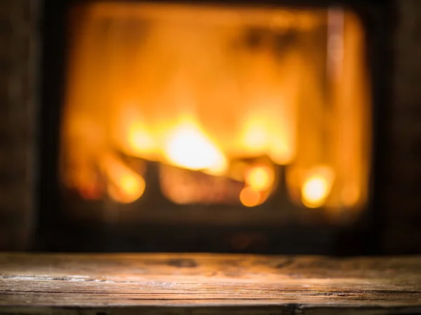 Oude Houten Tafel Een Open Haard Met Warme Vuur Achtergrond — Stockfoto