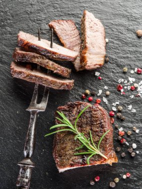 Baharat ahşap tepsi ile antrikot biftek.