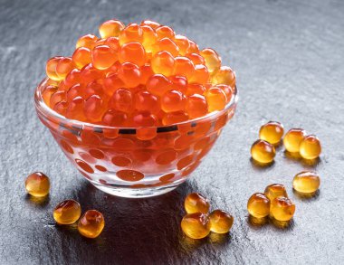 Kase Gri grafit arka plan üzerinde kırmızı havyar. Makro resim.