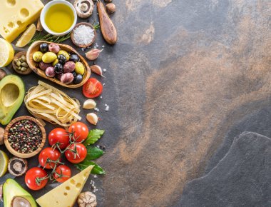 Makarna, baharatlar ve sebzeler. Popüler Akdeniz veya İtalyan gıda maddeleri. Üstten görünüm.