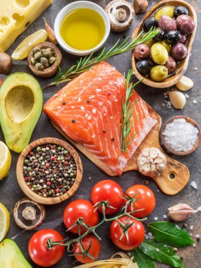 Çiğ somon baharatlar ve sebzeler grafit gemide. Üstten görünüm.