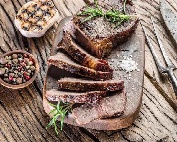 Filete Ribeye Con Especias Bandeja Madera —  Fotos de Stock