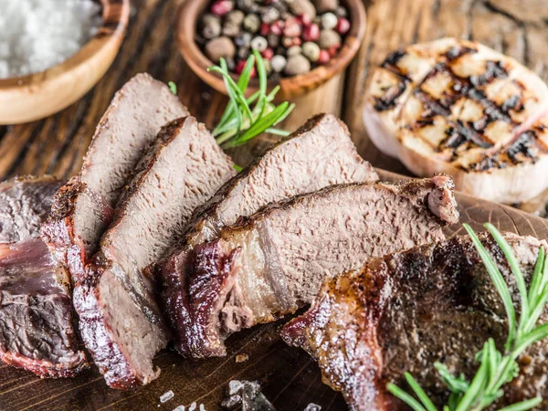 Ribeye Steak Kořením Dřevěném Podnosu — Stock fotografie