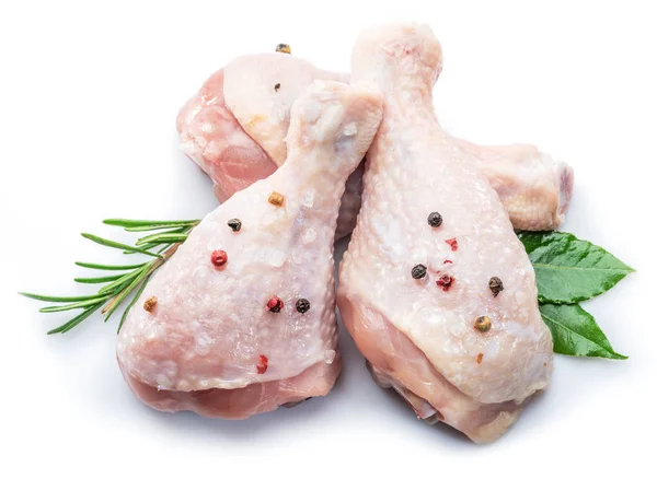 Kycklingklubbor Med Kryddor Isolerad Vit Bakgrund — Stockfoto