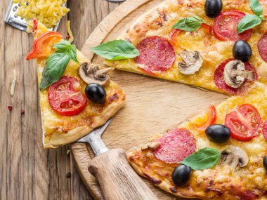 Mantarlı pizza, salam ve domates. Üst görünüm.