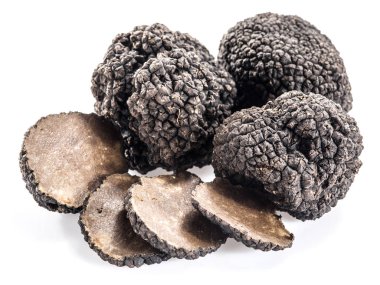 Beyaz arka planda siyah trüf mantarları izole edildi.
