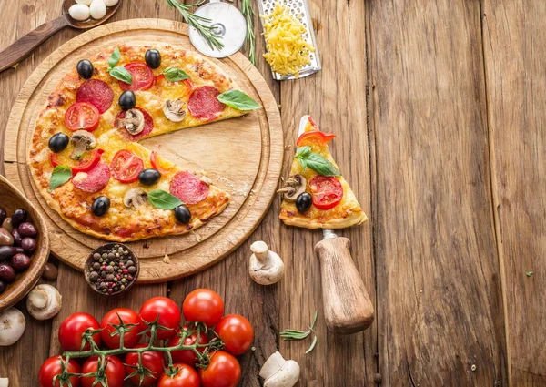 Pizza Gombával Szalámival Paradicsommal Felülnézet — Stock Fotó