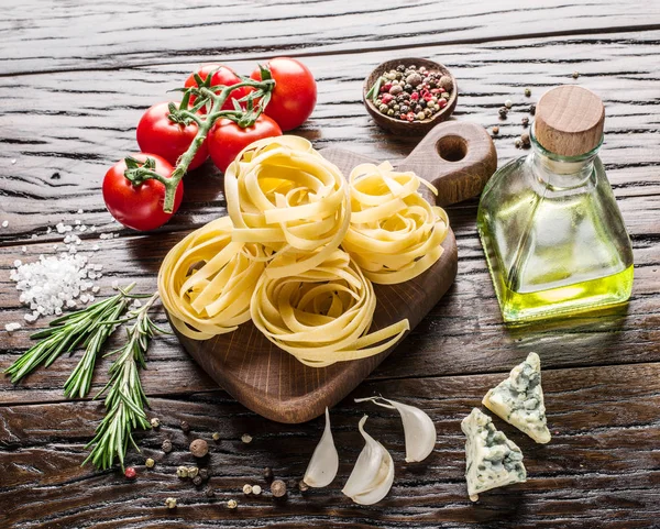 Pasta Ingredientes Tomates Cherry Pasta Espagueti Romero Especias Mesa Madera — Foto de Stock