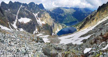 Morskie Oko. Yüksek Tatras, Polonya, 27 Mayıs 2018. Karlı dağ başında ve aralarında göl güzel manzara. Rysy dağın görüntülemek.