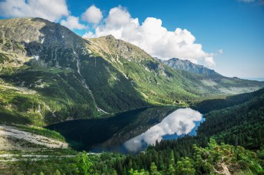 Bahar Yüksek Tatras manzara. Karlı dağ başında ve güzel gökyüzü.