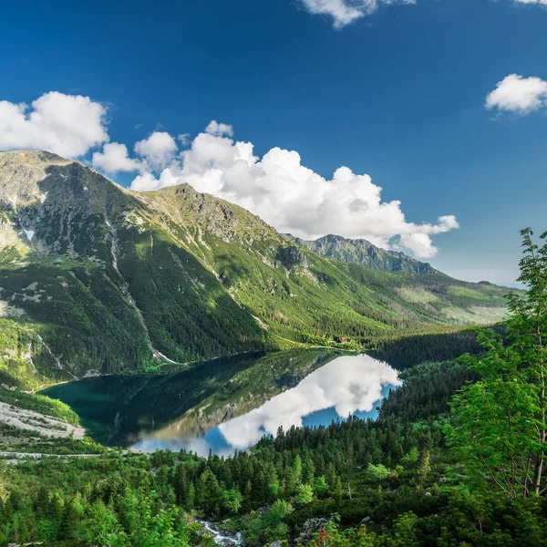Bahar Yüksek Tatras manzara. Karlı dağ başında ve güzel gökyüzü.