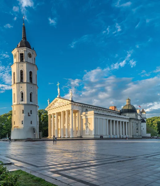 Praça Catedral Torre Sineira Vilnius Lituânia 2016 — Fotografia de Stock