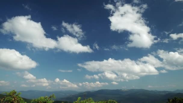 Weiße Wolken Schweben Blauen Sommerhimmel Unten Ist Ein Panorama Der — Stockvideo