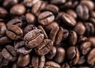 Kavrulmuş kahve çekirdekleri. Yiyecek ve içecek arka plan. Üstten görünüm.