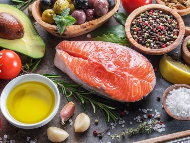 Çiğ somon baharatlar ve sebzeler grafit gemide. Üstten görünüm.