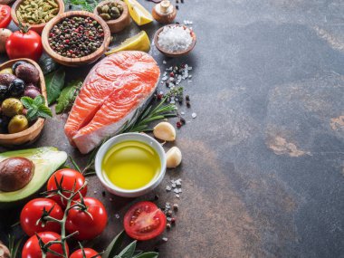 Çiğ somon baharatlar ve sebzeler grafit gemide. Üstten görünüm.