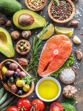 Çiğ somon baharatlar ve sebzeler grafit gemide. Üstten görünüm.