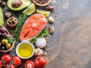 Çiğ somon baharatlar ve sebzeler grafit gemide. Üstten görünüm.