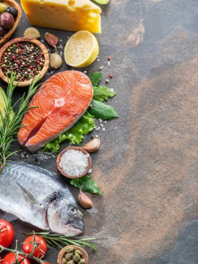 Baharatlar ve sebzeler grafit Yönetim Kurulu ile ham dorado balık ve somon steak. Üstten görünüm.