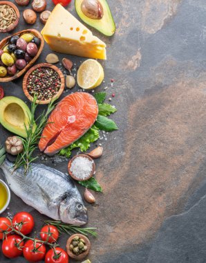 Baharatlar ve sebzeler grafit Yönetim Kurulu ile ham dorado balık ve somon steak. Üstten görünüm.