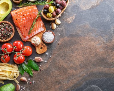 Çiğ somon baharatlar ve sebzeler grafit gemide. Üstten görünüm.