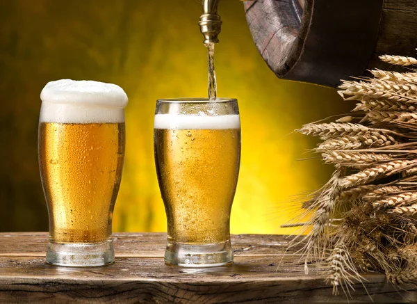 Despejar Copos Cerveja Copos Cerveja Barril Mesa Madeira Cervejaria Artesanal — Fotografia de Stock