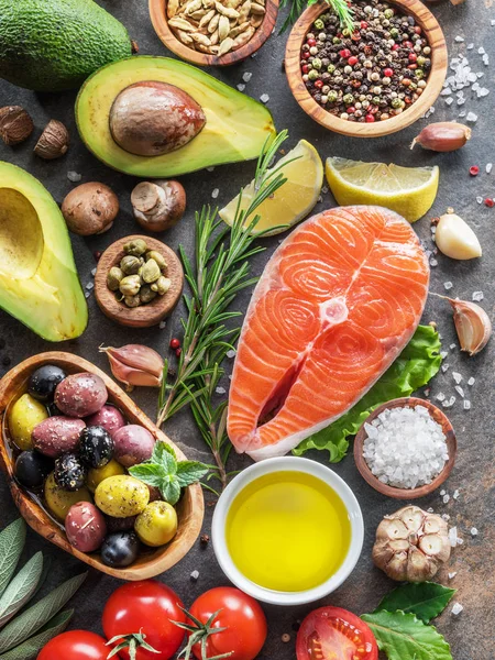 Çiğ somon baharatlar ve sebzeler grafit gemide. Üstten görünüm.