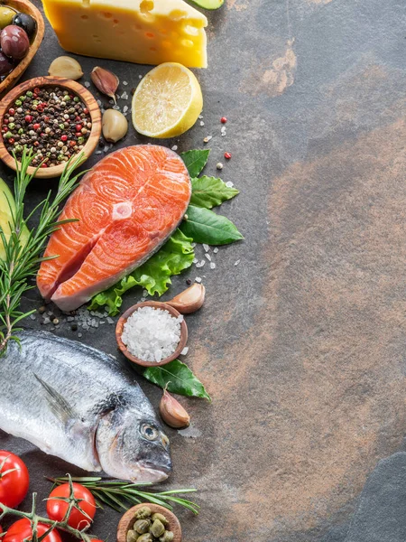 Roher Dorado Fisch Und Lachssteak Mit Gewürzen Und Gemüse Auf — Stockfoto