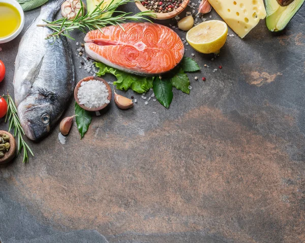 Pescado Dorado Crudo Filete Salmón Con Especias Verduras Tabla Grafito —  Fotos de Stock