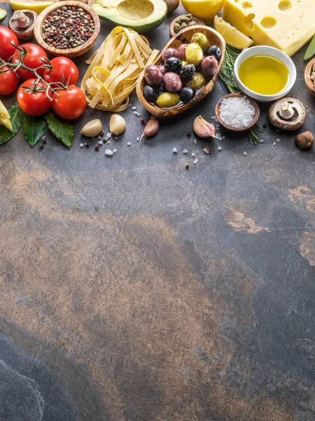 Tészták Fűszerek Zöldségek Népszerű Mediterrán Olasz Élelmiszer Összetevők Szemközti Nézet — Stock Fotó