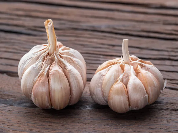 Garlic Bulbs Wooden Table Close — Stock Photo, Image