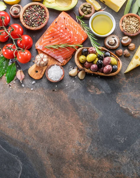 グラファイト基板上の野菜とスパイスが香る生鮭 トップ ビュー — ストック写真