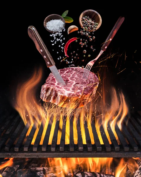 Rauwe Biefstuk Ribeye Koken Conceptuele Afbeelding Biefstuk Met Kruiden Bestek — Stockfoto