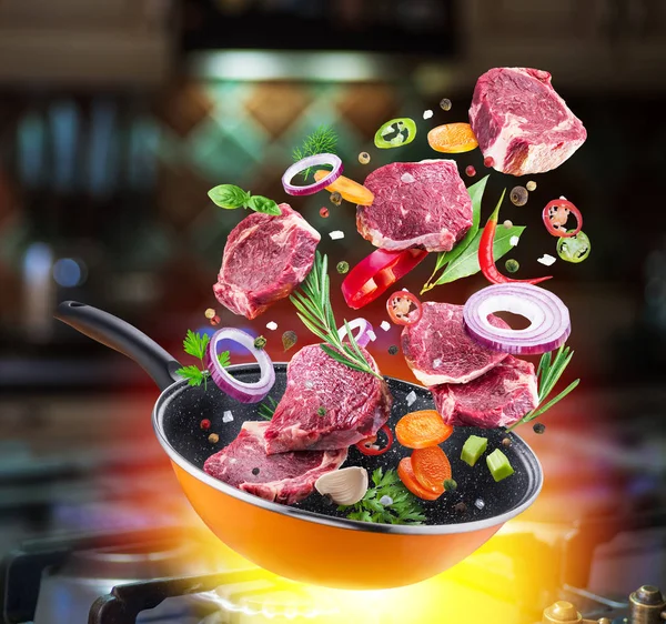 Flying Meat Steaks Spices Falling Frying Pan Flying Motion Effect — Stock Photo, Image