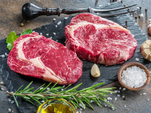 Raw Ribeye Steak Beef Steak Graphite Cutting Board Herbs Spices — Stock Photo, Image