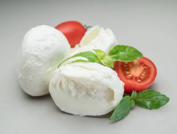 Queso Mozzarella Italiano Tradicional Con Hierbas Tomates Sobre Fondo Gris — Foto de Stock