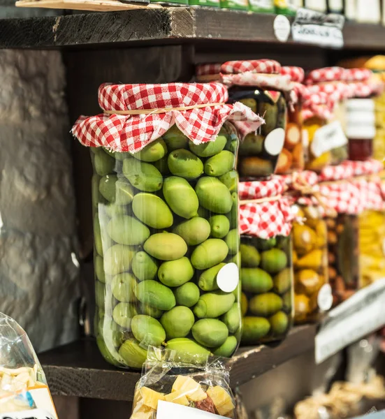 Yapımı Zeytin Meyveleri Konserve Bütün Yeşil Zeytin Cam Raflar Üzerinde — Stok fotoğraf