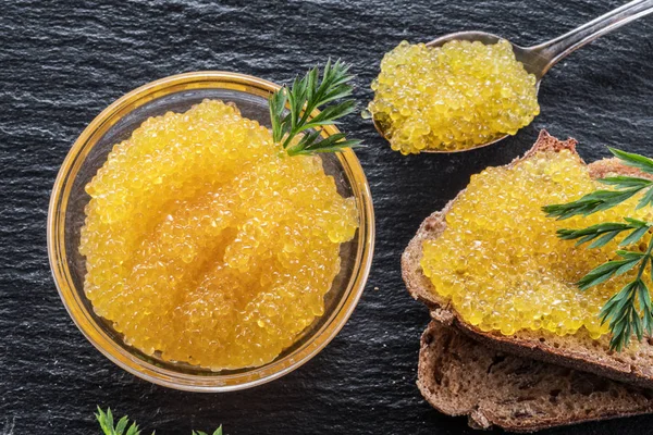 Caviar Lúcio Ovas Tigela Fundo Madeira — Fotografia de Stock