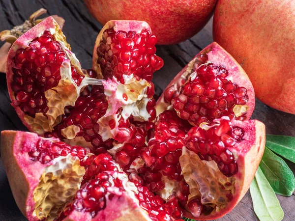 Geöffnete Reife Granatapfelfrüchte Auf Dem Holztisch Ansicht Von Oben — Stockfoto