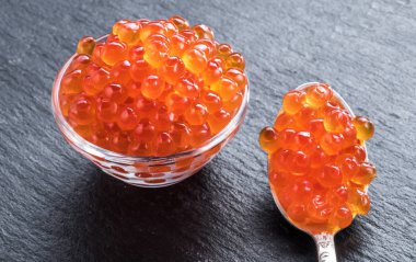 Kase Gri grafit arka plan üzerinde kırmızı havyar. Makro resim.