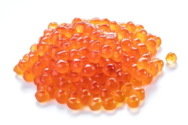 Beyaz zemin üzerine kırmızı havyar. Üstten görünüm. Makro resim.