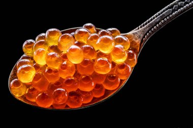 Gümüş kaşık Gri grafit arka plan üzerinde kırmızı havyar. Makro resim.