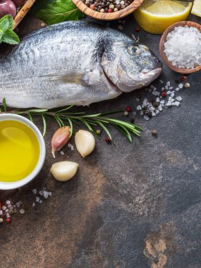 Baharatlar ve sebzeler grafit Yönetim Kurulu ile çiğ dorado balık. Üstten görünüm.