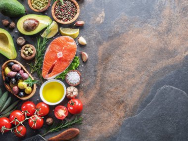 Çiğ somon baharatlar ve sebzeler grafit gemide. Üstten görünüm.