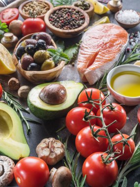 Çiğ somon baharatlar ve sebzeler grafit gemide. Üstten görünüm.