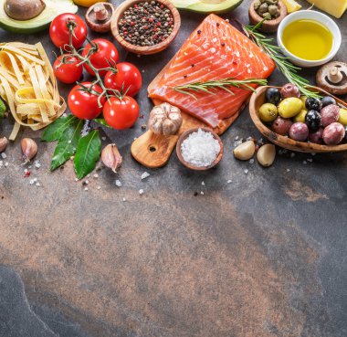 Çiğ somon baharatlar ve sebzeler grafit gemide. Üstten görünüm.