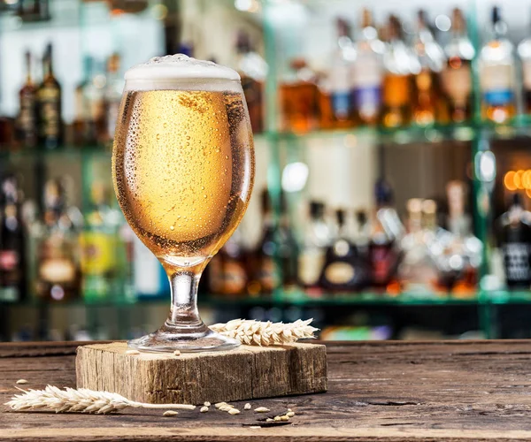 Gekühltes Glas Leichtes Bier Auf Der Theke Verschwommener Balkenhintergrund — Stockfoto