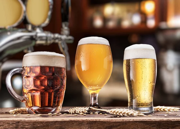 Bicchieri Birra Sul Tavolo Legno Sfocato Interno Pub Sullo Sfondo — Foto Stock